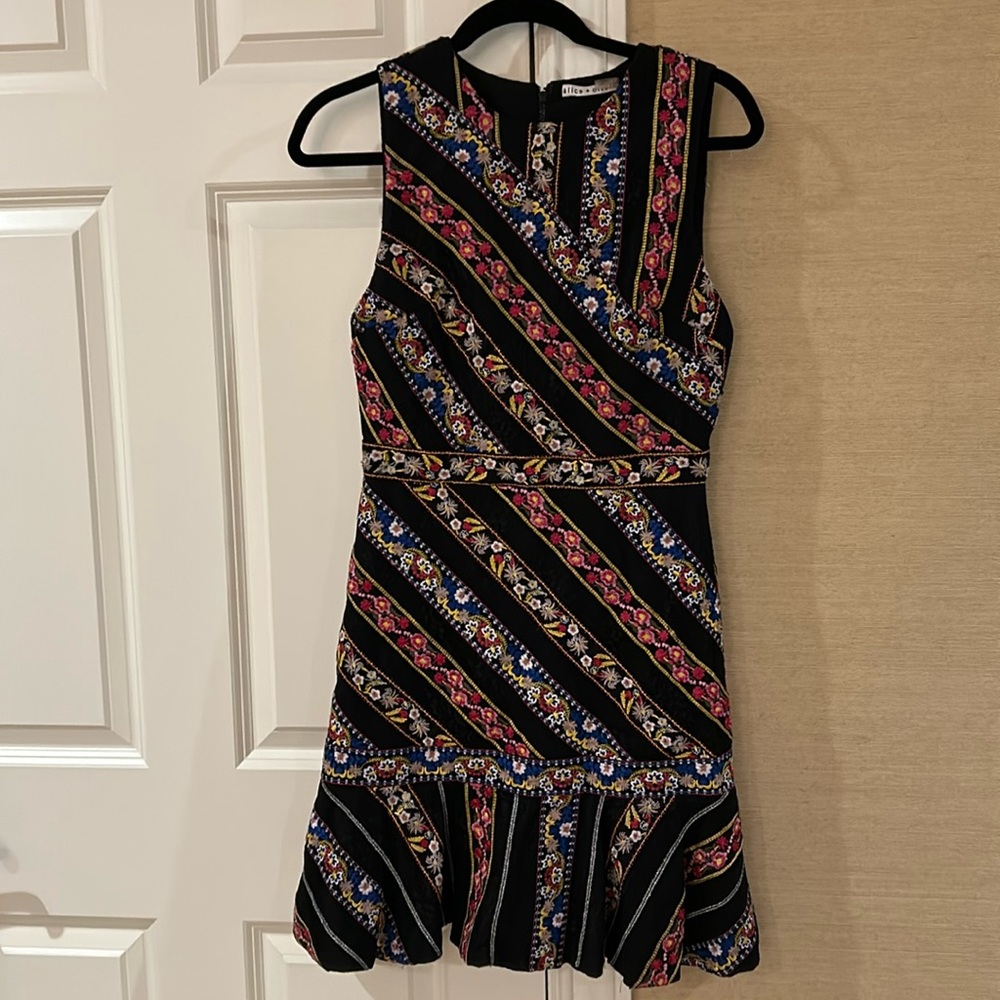 Alice and Olivia size 4 sleeveless dress with lace and embroidery